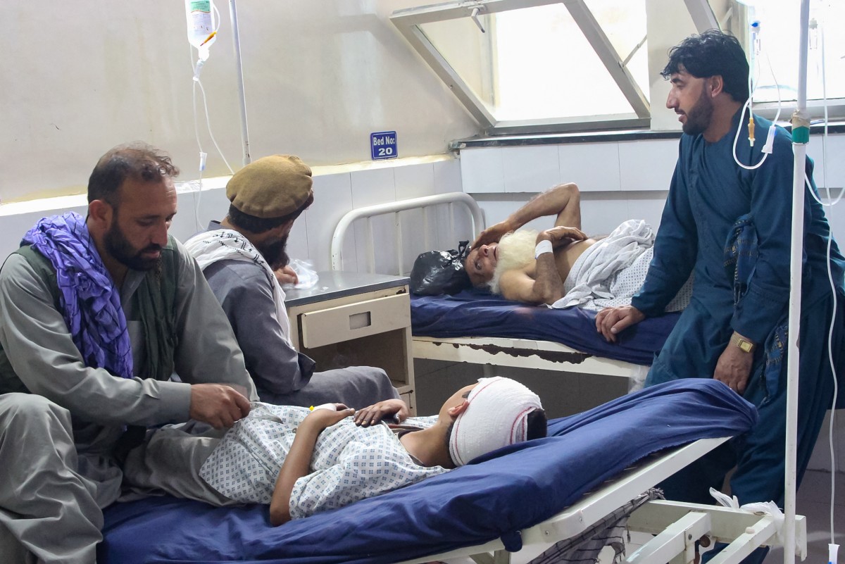 Injured Afghan people receive treatment at a hospital after an earthquake in Afghanistan's Jalalabad on September 1, 2025. (Photo by Aimal ZAHIR / AFP)