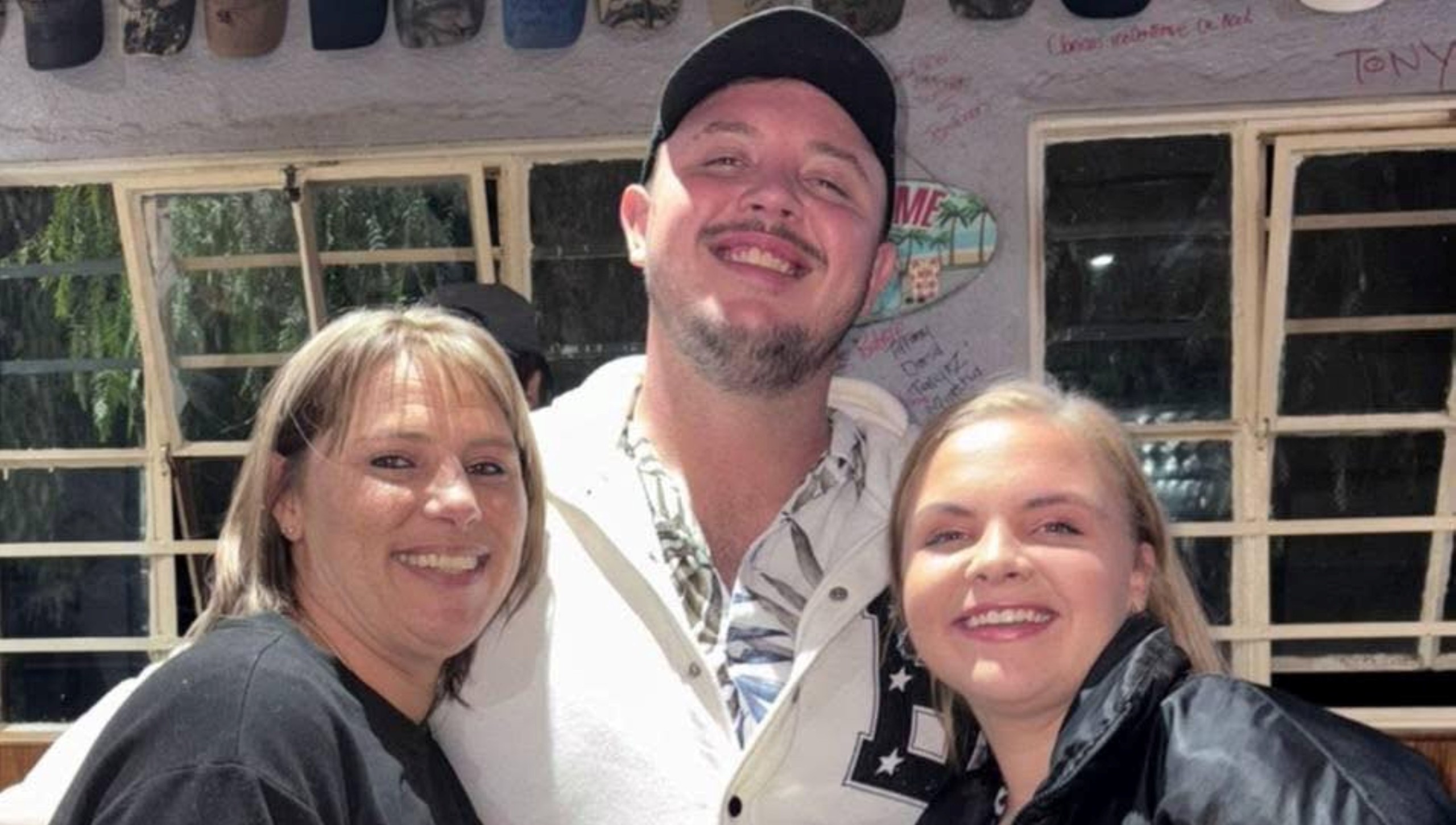 Christelle Swanepoel en haar twee kinders, Jason Burton en Janke Pressley.