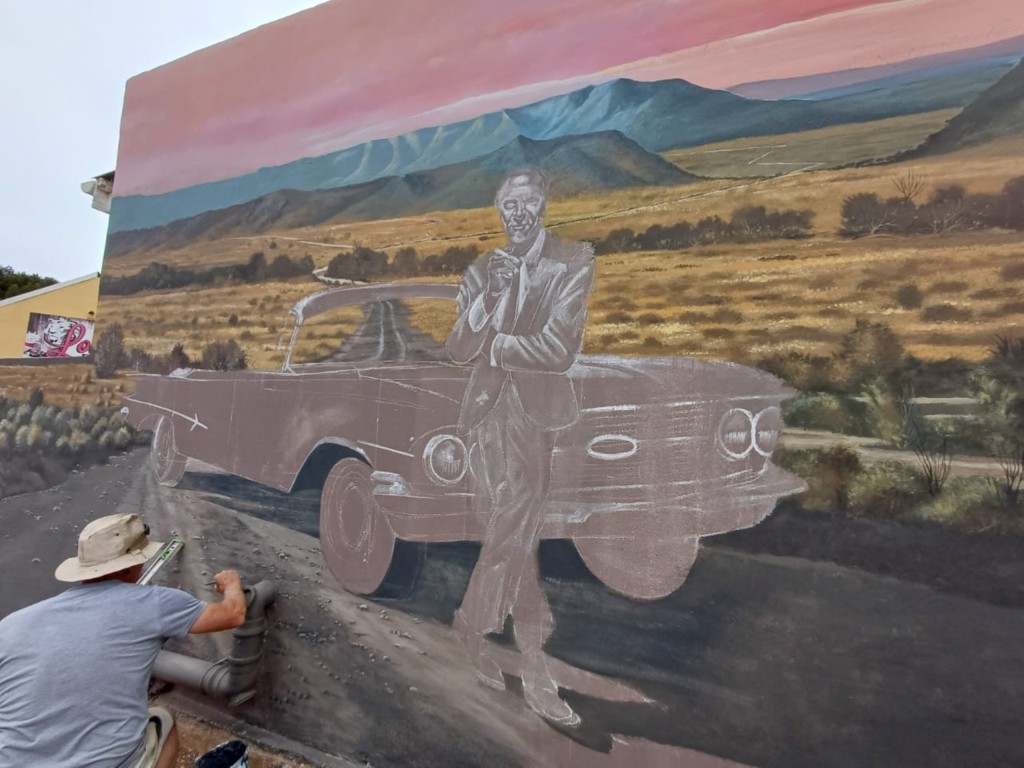 Artist Fourie Ackerman working his magic to preserve a piece of Willowmore’s heritage on the wall of Zaayman’s Garage.
