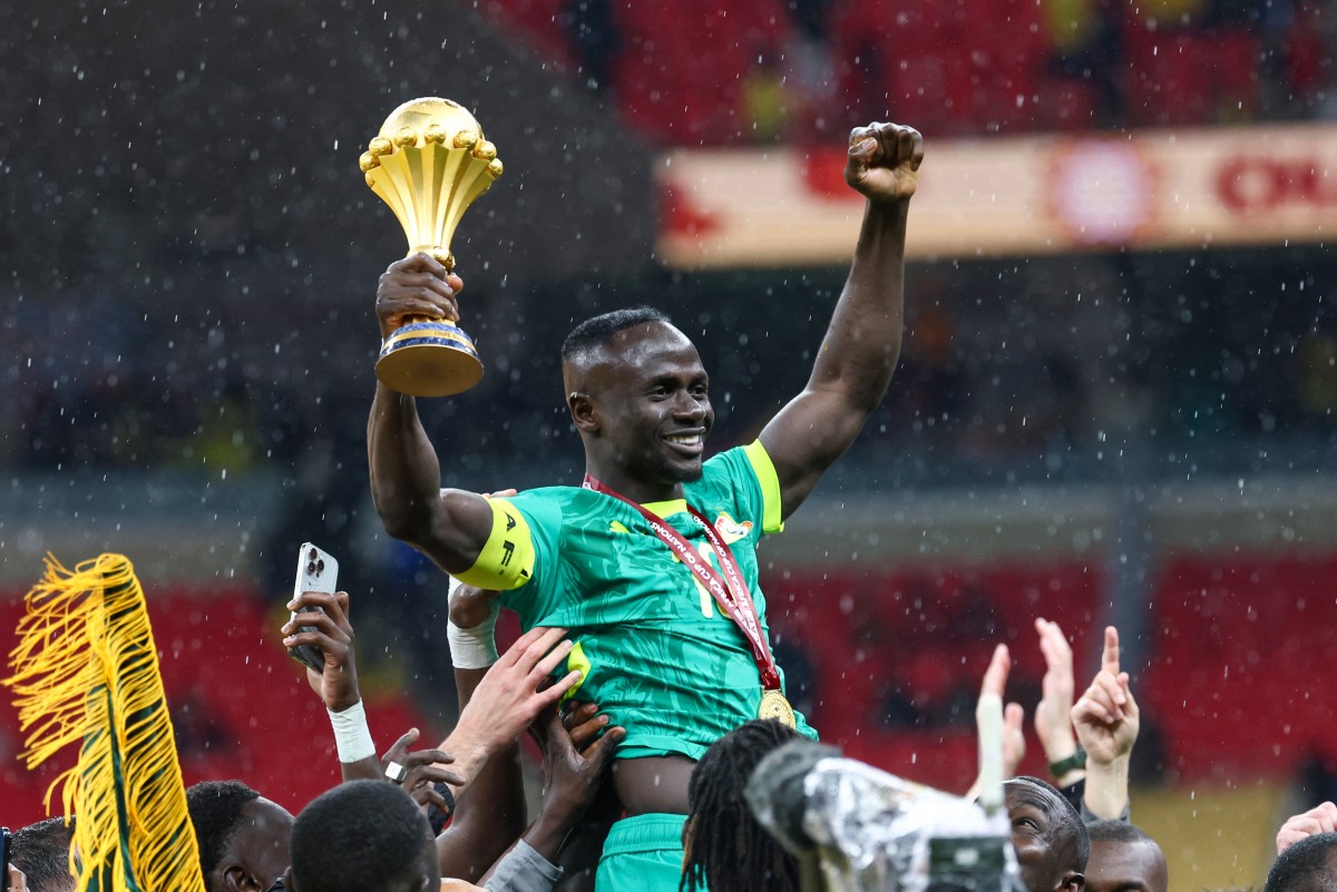 Senegal's forward #10 Sadio Mane holds up the trophy as he celebrates with his teammates after winning the Africa Cup of Nations