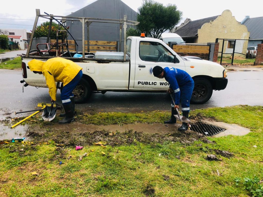 Heavy rain has triggered widespread flooding, road closures and landslides across the Kouga region and Garden Route, disrupting travel.