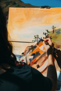 Jong kunstenaars skilder hul pad na sukses