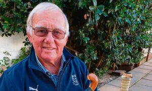 Meneer Derek vereer vir 50 jaar se sportafrigting