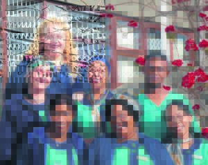 Verpleeg-engele help bejaardes Covid-19 verstaan