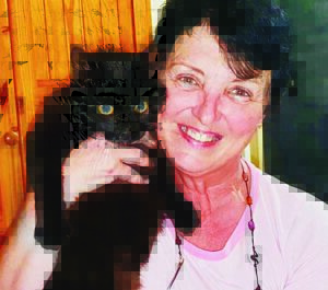 Vrou gebroke na skuts katte afmaai