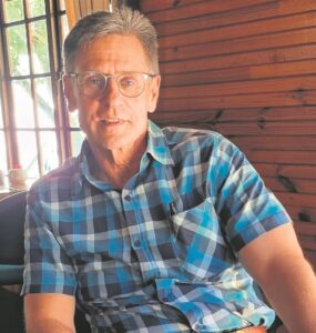 Dr Chris de Beer, Geno-pionier besoek J’Baai