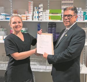 Plaaslike apteker vereer deur Parlement