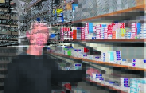 Ingenieur trap kontrei plat met sy fiets