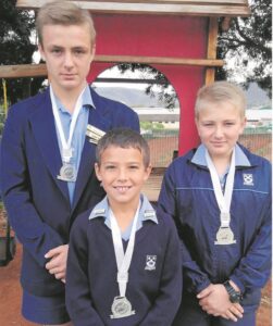 Seuns slaan silwer los