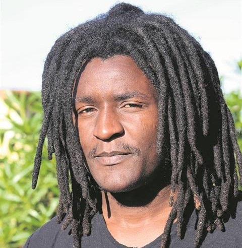 Jeffreys Bay artist Artanacio Mupanganyemba.