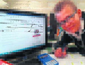 Syferslim Zander Adlam deur na eindronde