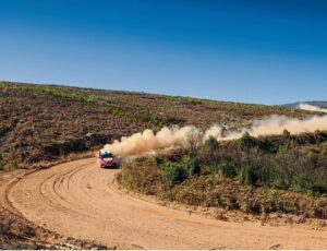 Botterill en Vacy-Lyle behaal driekuns met Etios