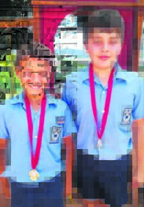 Leerders skop medaljes los