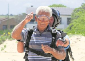 Barry (80) in die wolke oor valskerm-droom