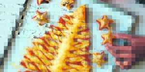Tear-and-share puff pastry Christmas tree