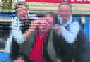 Sanger Menno Mostert gaan ‘wild’ by fees