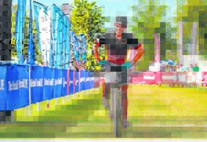 Fietsryer vat lang pad om koshuis vir kospakkies