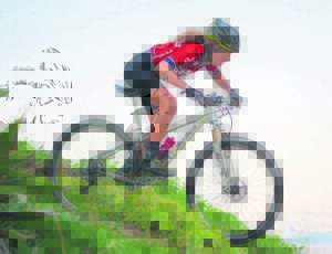 Fietsryers trap vir goeie doel