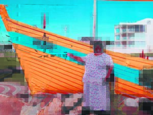 Jeffreysbaai: Geelstert-visserboot se lyf blink weer!