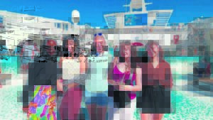 Toerisme-leerders vaar die wêreld in