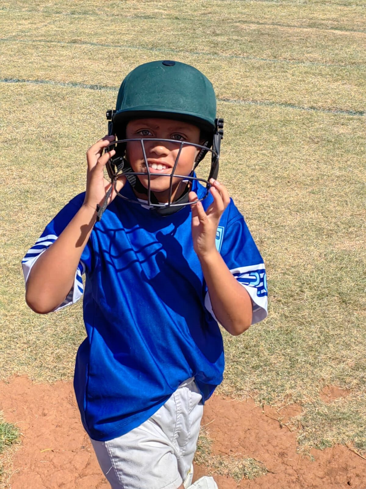 Angelo Leen met sy krieketuitrusting.