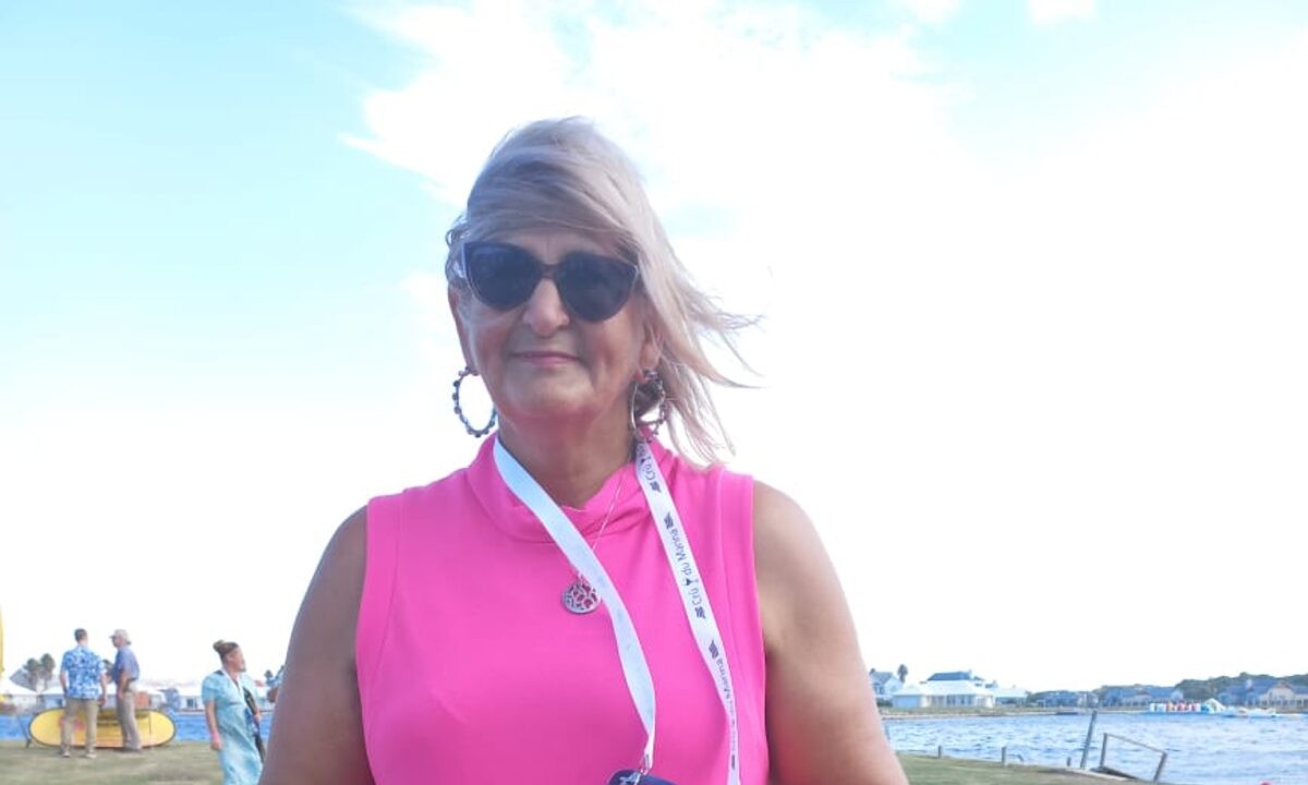 Hettie Bezuidenhout glimlag.