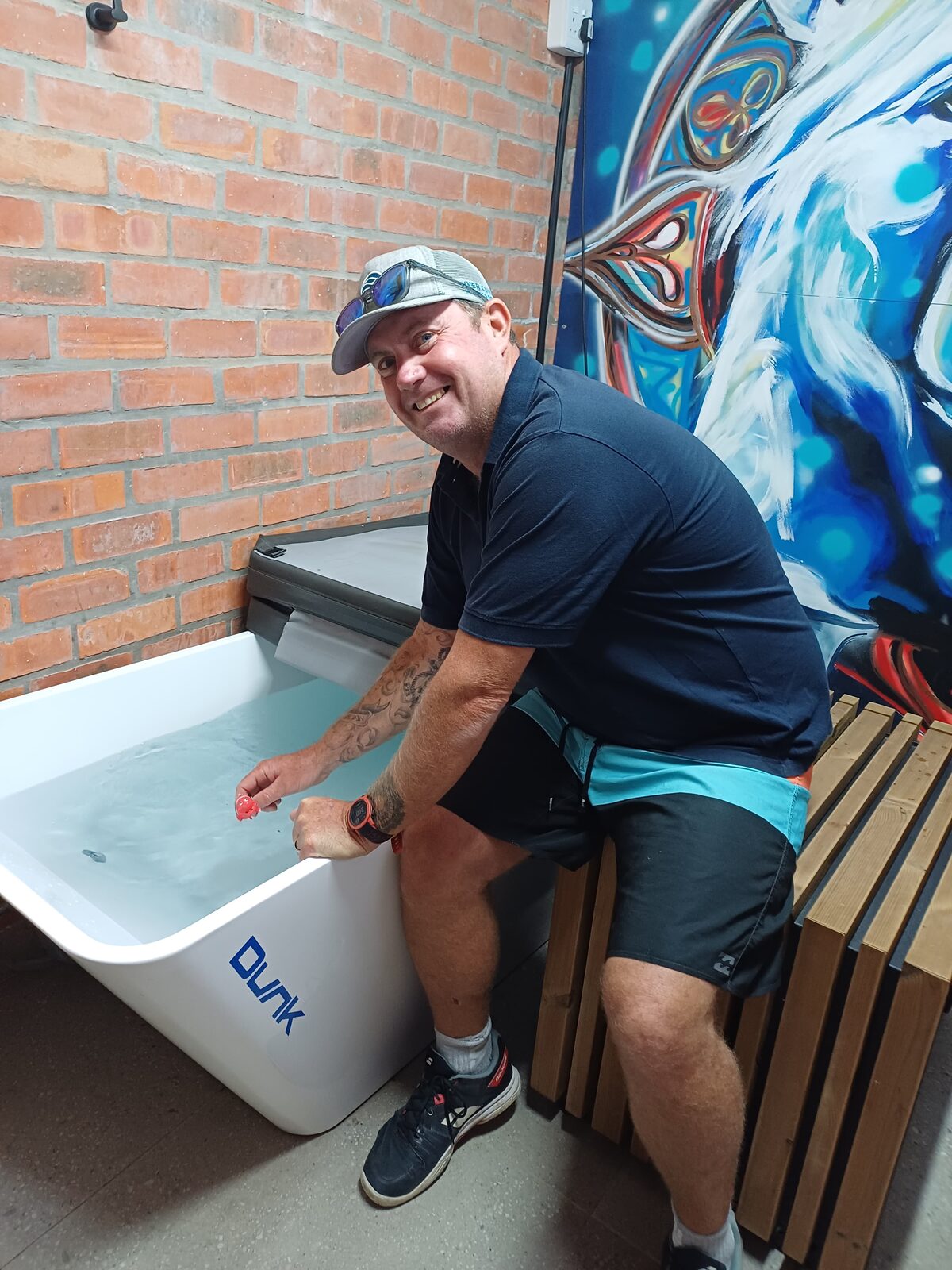 Die algemene bestuurder van die River Club met sy wêreldklas sportgeriewe, spog hier met die ysbad, wat deesdae baie gewild is.