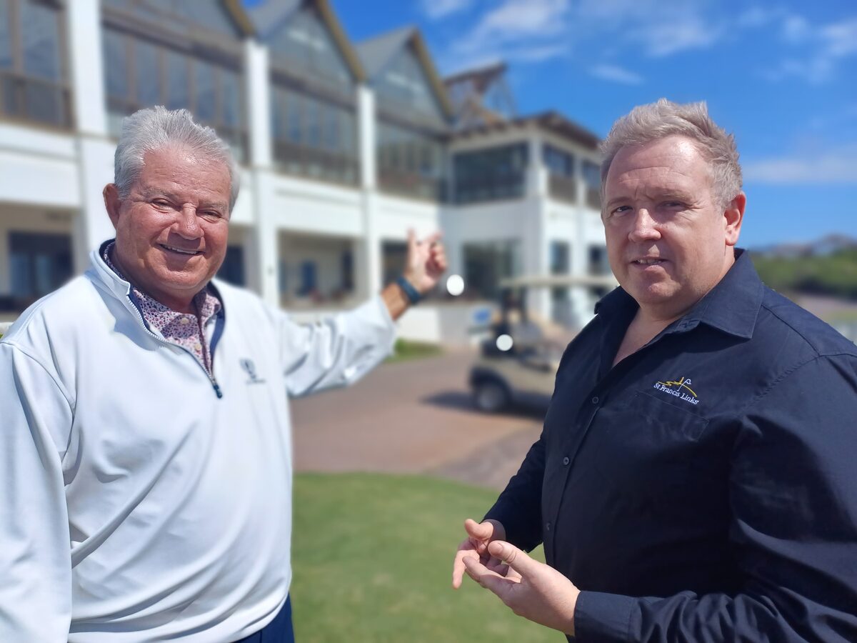 Die hoofuitvoerende beampte van die St Francis Links gholfbaan, Jeff Clause, en die gasvryheidsbestuurder, Pieter Germishuys staan voor die pas opgeknapte klubhuis. Dit bied 'n panoramiese uitsig oor die see en gholfbaan.