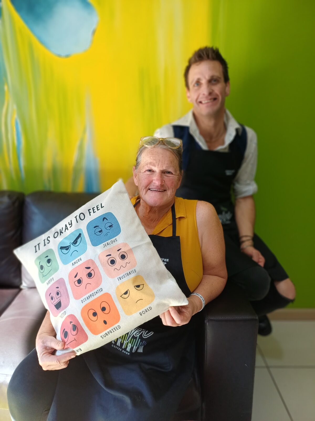 Jackie Melo met 'n kussing wat jou toestemming gee om enigiets te makeer as jy dié koffiewinkel besoek. Kelner Jonathan van Zyl is altyd reg met 'n glimlag.