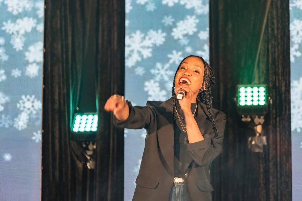 Jenedine Jantjies singing with a microphone.