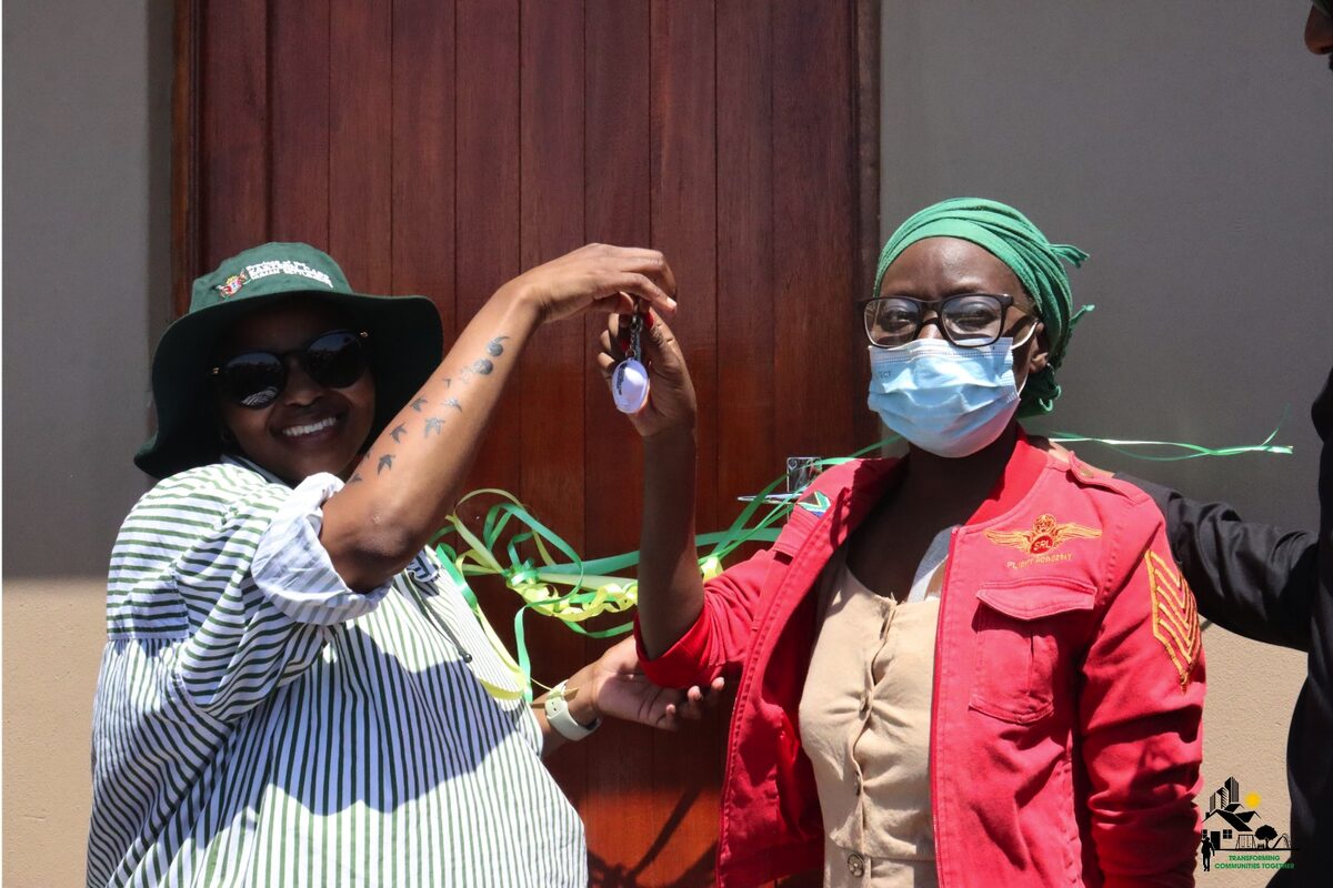 Siphokazi Lusithi hands over keys to Busisiwe Magwanya.