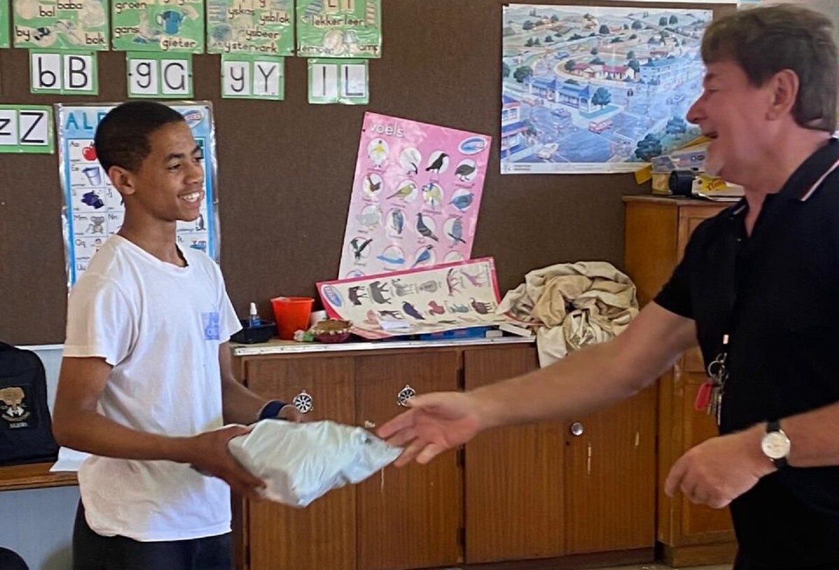 Vreugde en emosie toe jong ster gewigoptel-skoene kry