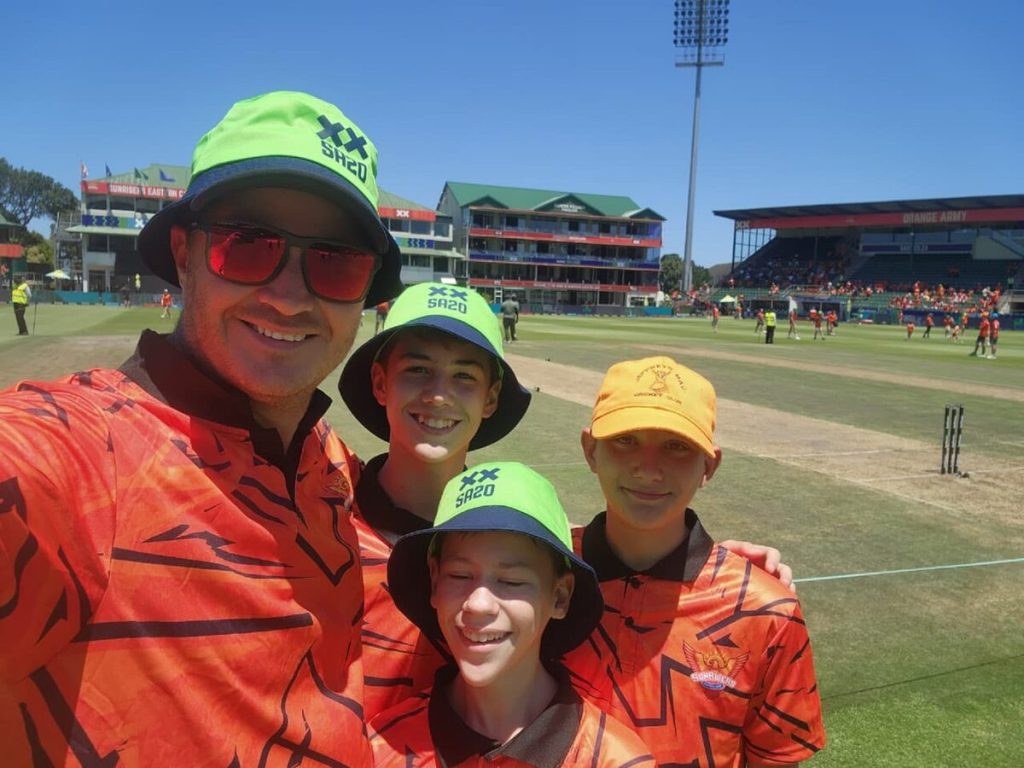 Ruan Thomas by St. George-park in Gqeberha saam met van sy kinders.