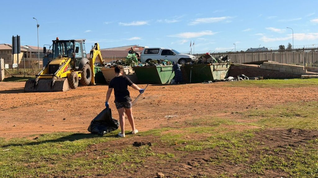 A family with deep ties to South Africa used their annual holiday in Jeffreys Bay to give back to the community, with 14-year-old Rudi Schubert taking part in a clean-up initiative run by Jeffreys Bay Dorp van Drome.