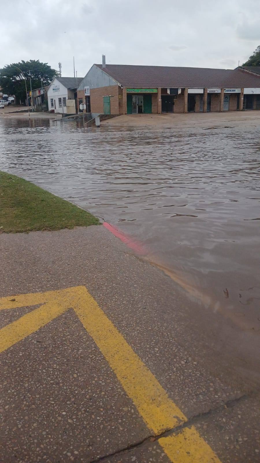 Kouga Local Municipality is currently responding to widespread flooding following heavy rainfall recorded overnight, with approximately 100mm of rain impacting various parts of the region.