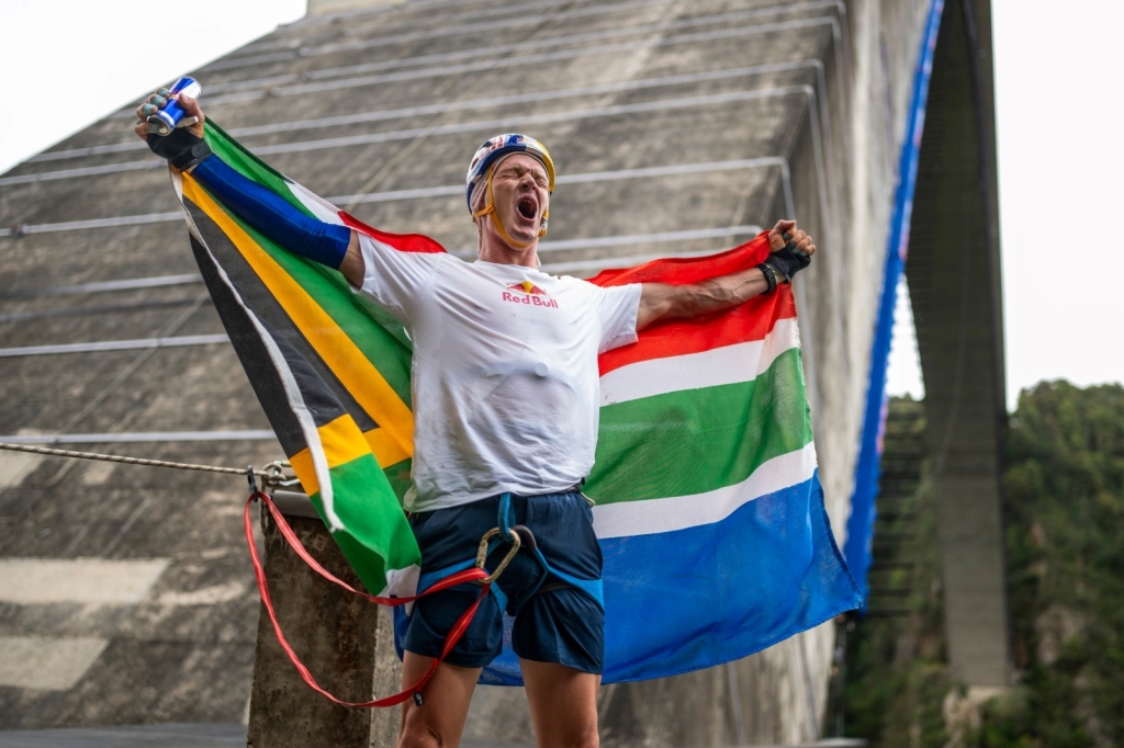 Thomas van Tonder looks back at the arch after making it across.