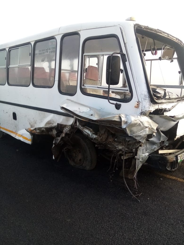 An accident between a midi-bus, a truck and a bakk