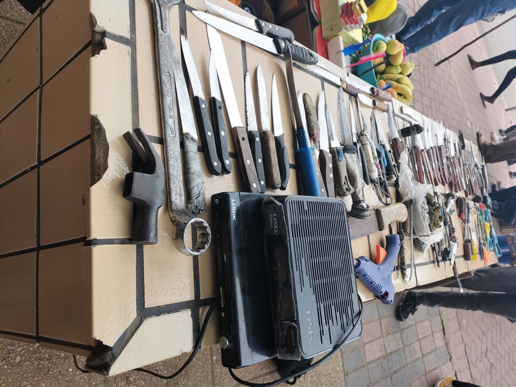 Forum, crime, robbers, police, weapons