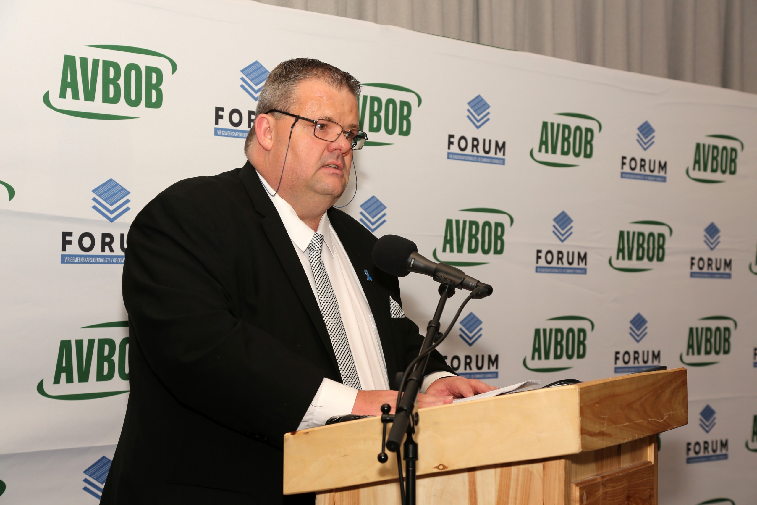 When your doctor gives you the diagnosis, a cold sweat runs down your spine and fear overwhelm you, but this is a natural reaction to hearing that you have prostate cancer. 