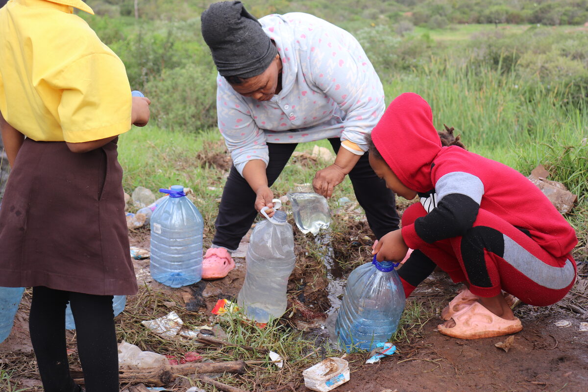 Tiryville unearthed an unattended leak to capture potable water while waiting for relief after months.