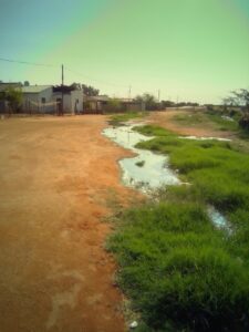 Rioolvloei in Oranjerivier, langs woonbuurte, wek kommer