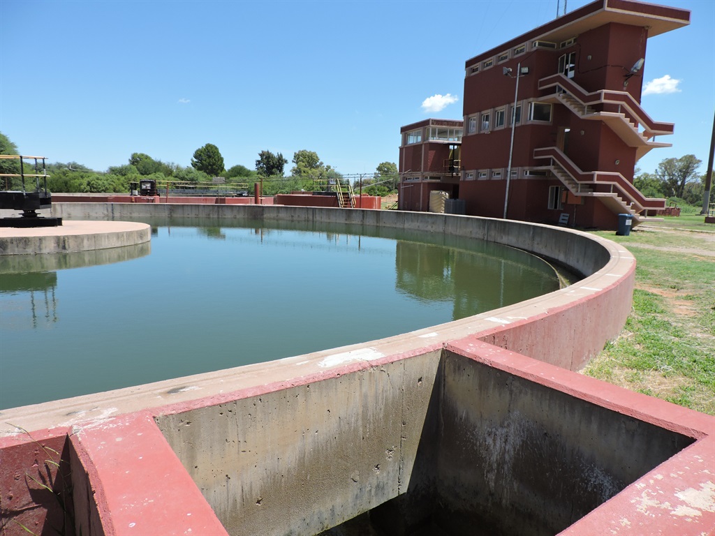 Een van die verhelderingstenks by die nuwe waterverwerkingsaanleg by Riverton. Talle van die tenks, asook die filters, is sedert verlede jaar opgeknap en is nou weer in 'n werkende toestand.