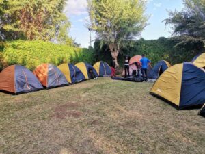 Twee seuns van jeugsentrum benodig hulp om vakansiekamp by te woon