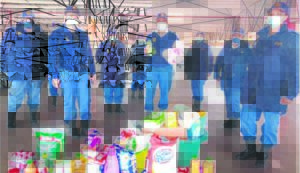 Verras slagoffers met geskenke