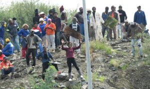 Delwers gaan optog hou