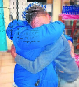 Trane vloei toe ma en seun herenig