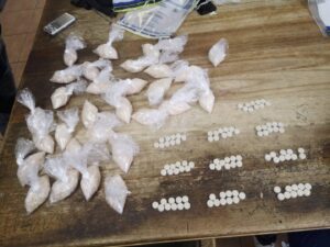 Vrou vas oor dwelms in kussing