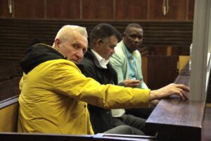 Tenderbedrogsaak: Defensor-direkteur laat ‘ander honde namens hom blaf’