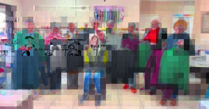 Vroue maak sweetpakbaadjies uit die hart