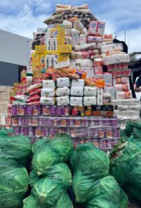 Skones bou toring van voedselprodukte om ander te help